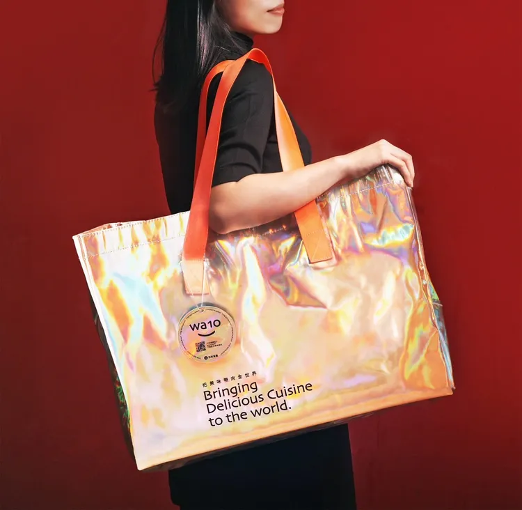 瓦城集團為積極響應永續，採用可重複利用微波的餐盒，並附上新春食尚保溫提袋。業者提供