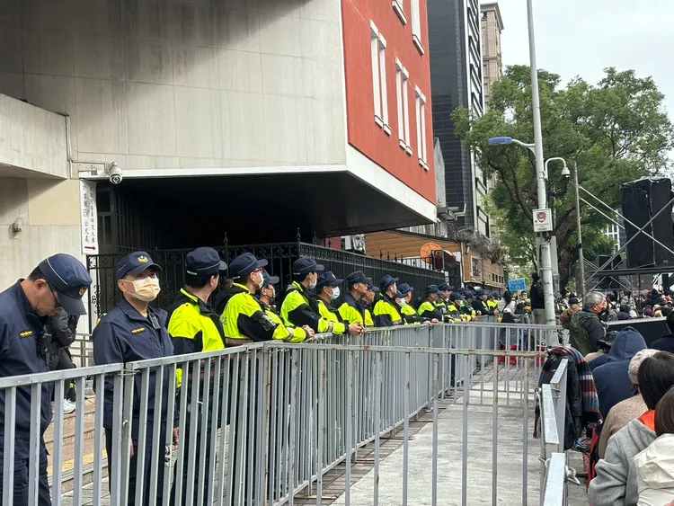 冬季青鳥行動圍在立法院外，與警方對峙，內圍則有保六警固守。江孟謙攝