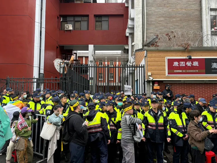 冬季青鳥行動圍在立法院外，與警方對峙。江孟謙攝