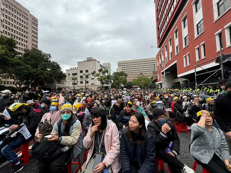 冬季青鳥行動圍在立法院外，企圖衝撞柵欄，與警方對峙。江孟謙攝