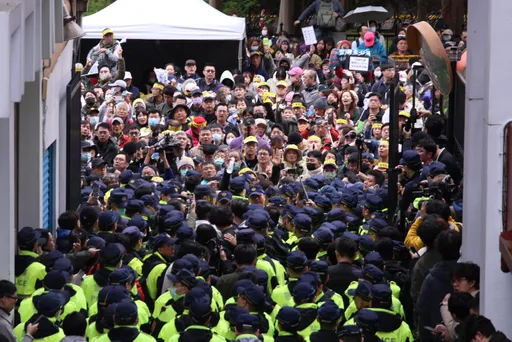 青鳥千人欲闖立院 200警力鎮守!人海對峙畫面曝光
