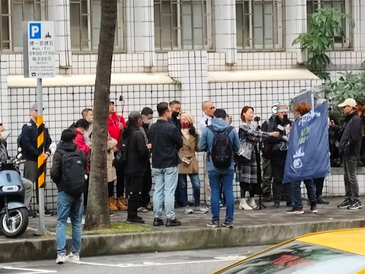 小草今天中午集結在北檢對面人行道上，集體到北檢自首捐獻政治獻金給民眾黨。張欽攝