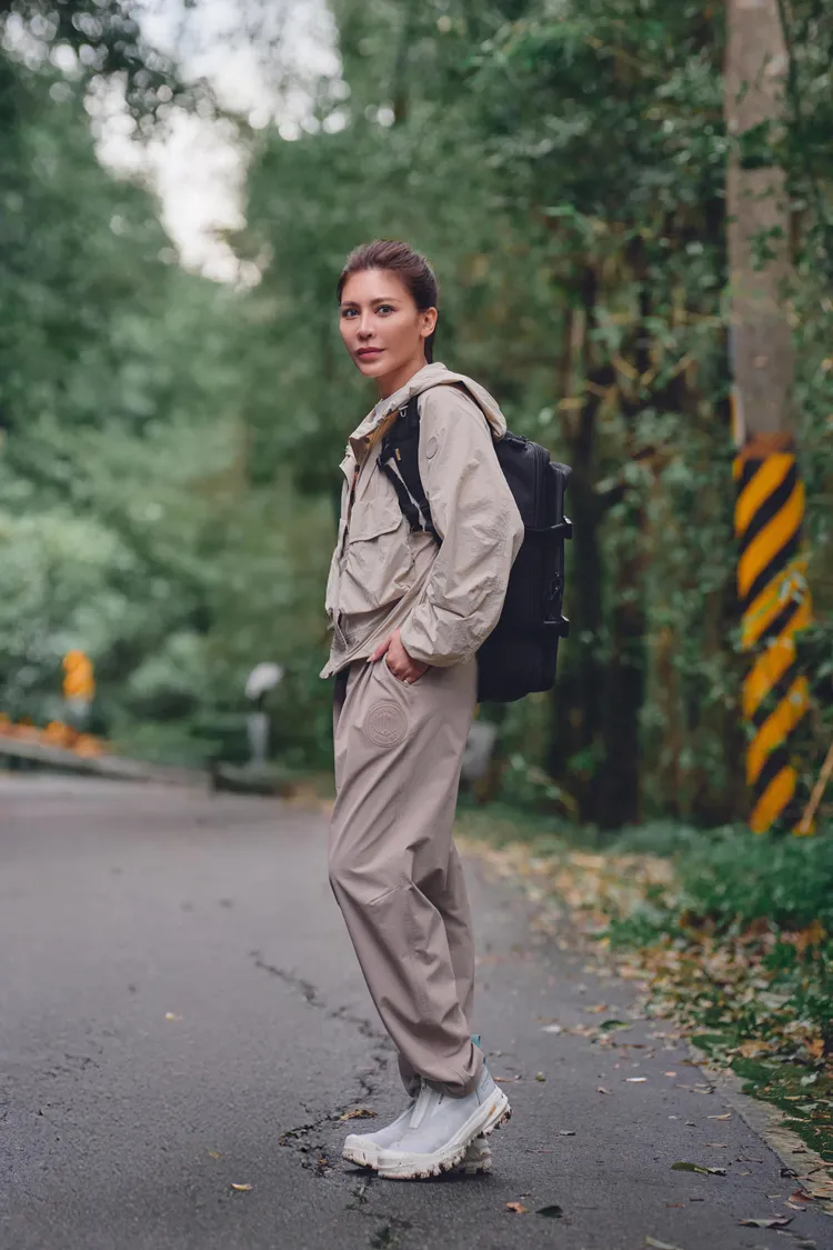 艾怡良腳踩灰藍色赤標防水PALLARIDER AMPHIBIAN系列。品牌提供