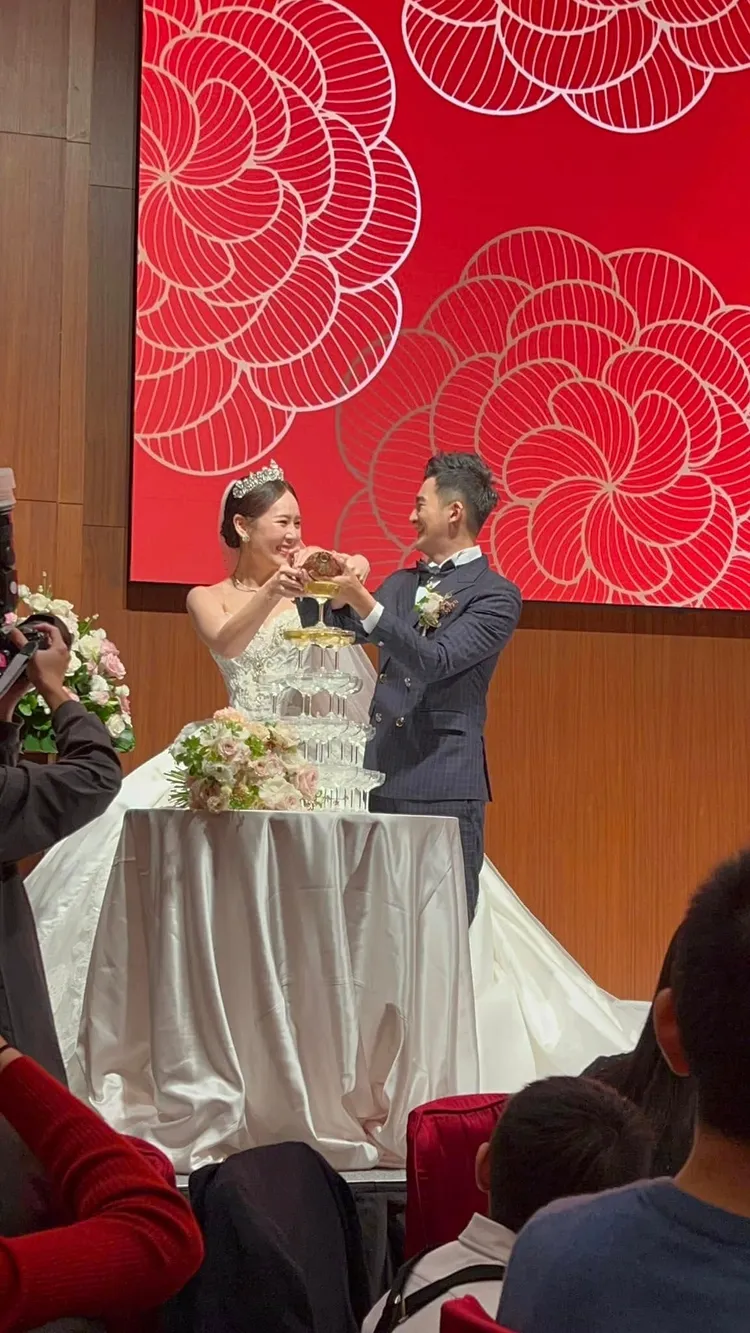 何宜珊與大9歲男友Nick步上紅毯。翻攝方馨臉書