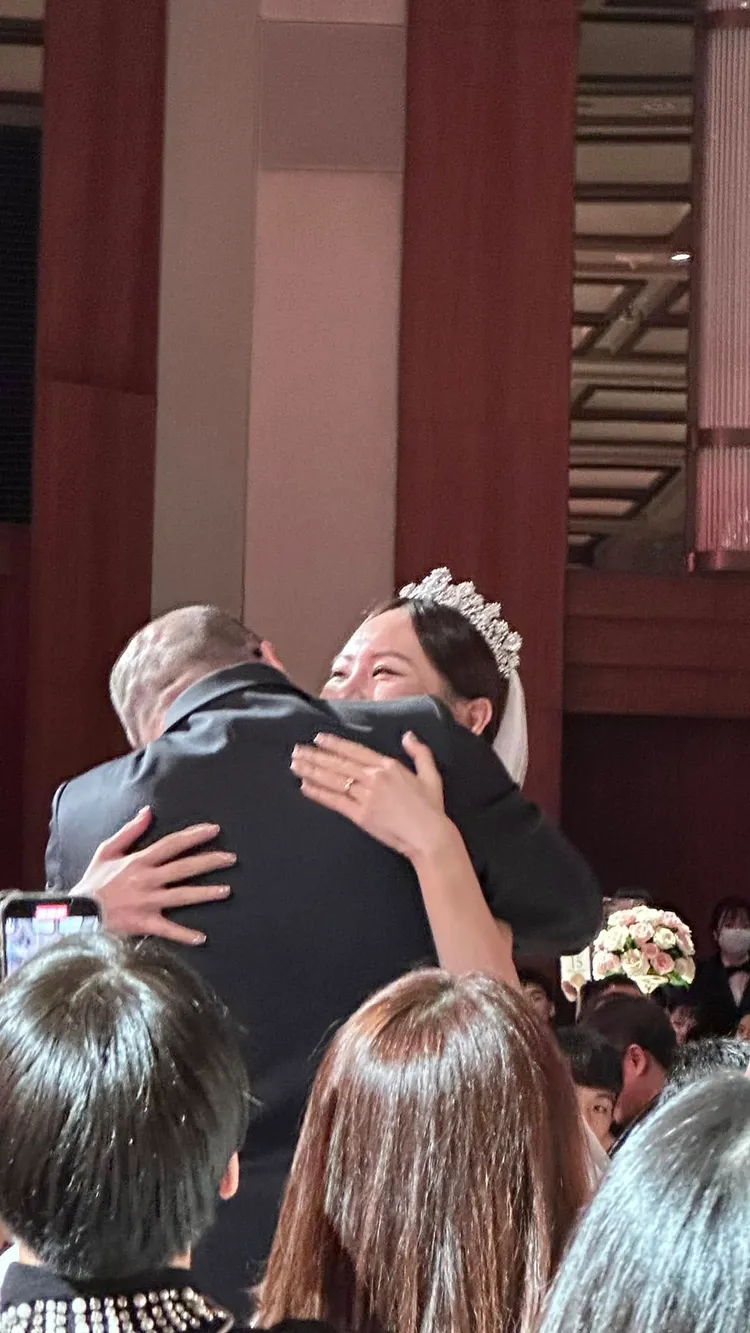 30歲八點檔女星何宜珊拜別父親，場面感人。翻攝方馨臉書