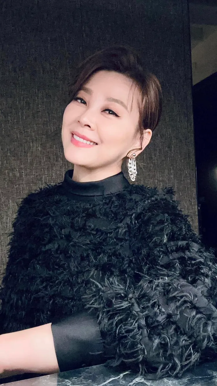 方馨打扮水水，參加何宜珊的婚宴。翻攝方馨臉書