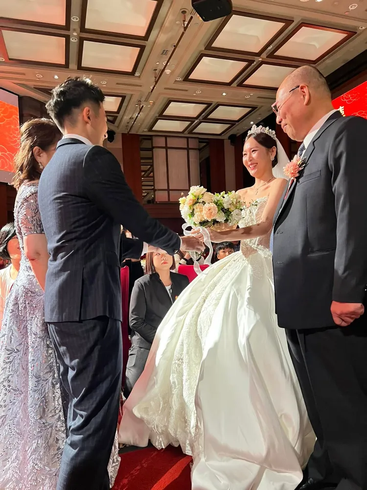 方馨前往何宜珊的婚宴現場給予祝福，並大讚「新娘真的好美好美」。翻攝方馨臉書