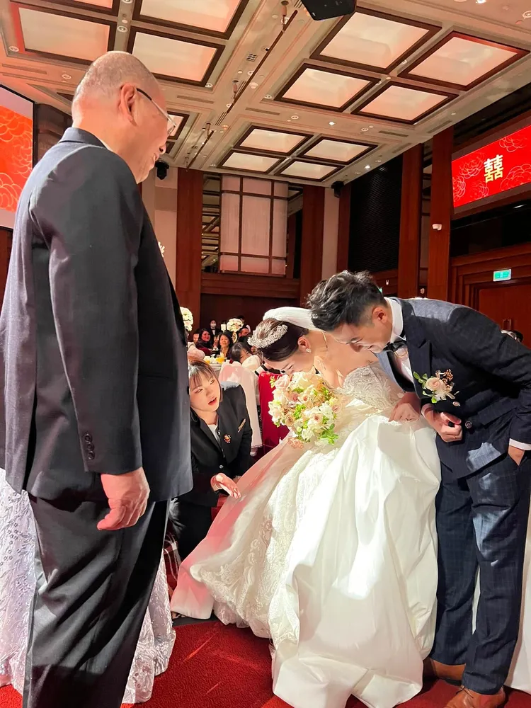 30歲八點檔女星何宜珊接受大9歲男友Nick求婚，昨舉辦婚宴。翻攝方馨臉書