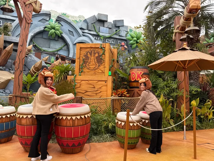 「康加鼓遊戲區」節拍挑戰互動區，挑戰者需跟著燈號指示的節拍敲打康加鼓，成功挑戰者才可呼喚藏在木箱中的犀牛。S.H.攝