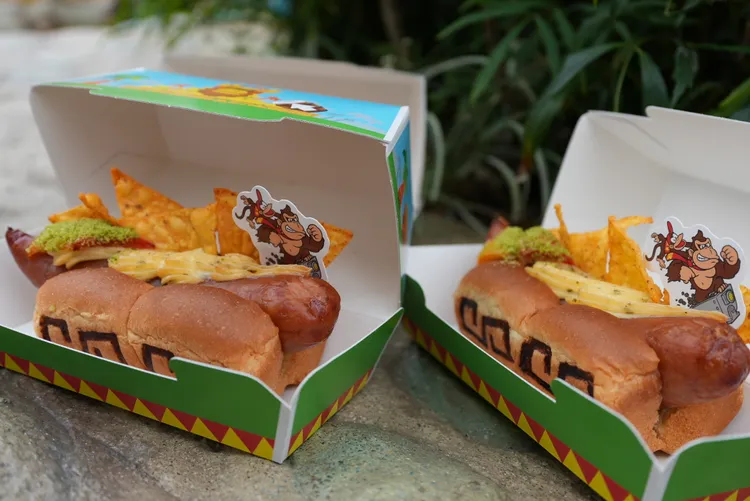 「叢林節拍奶昔JUNGLE BEAT SHAKES」販售有造型熱狗堡。S.H.攝