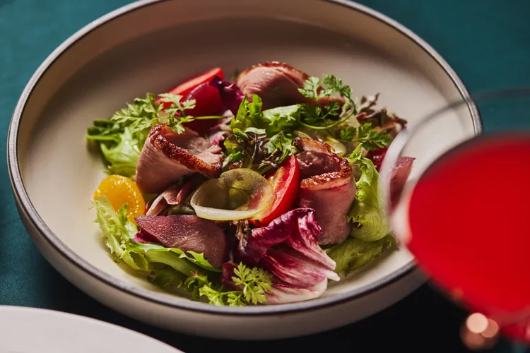 冬季洋梨櫻桃鴨胸花園沙拉香檳酒醋醬汁。業者提供