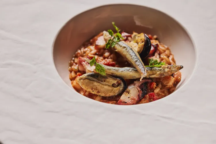 七魚宴鳳尾魚虎蝦火雞燉飯。業者提供