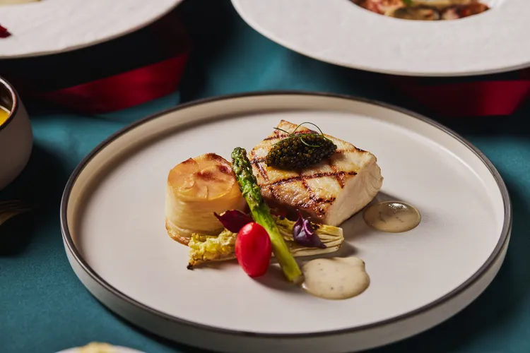 碳烤澎湖海鱺與鱘魚子醬配第戎芥末白酒醬汁。業者提供