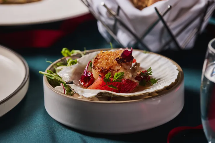 炭烤北海道帆立貝與唐墨配西西里血橙醬汁。業者提供