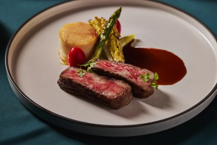 碳烤冷藏日本國產A5和牛紐約客5oz配波特紅酒醬汁。業者提供