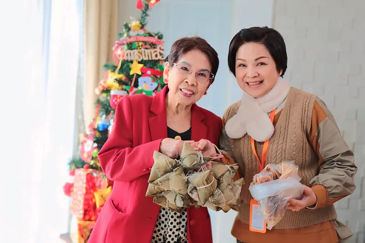 楊貴媚（右）赴日本拍攝定居日本離島台人生活。桂田文化藝術基金會、桂田文創提供