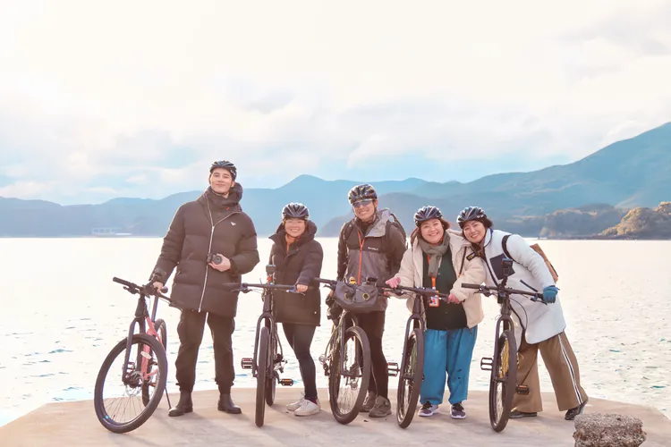 楊貴媚、鍾欣凌、嚴藝文化身五島特派記者出動， 揭開選擇定居日本離島台人生活。桂田文化藝術基金會、桂田文創提供