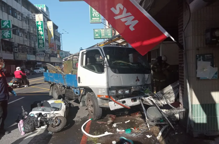 店家門口招牌、水槽受損，所幸並不影響營運，晚上照常開門做生意。民眾提供