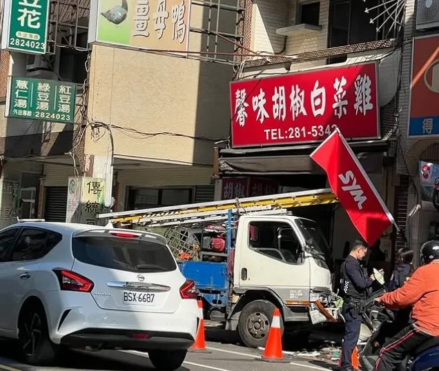 不少目擊民眾拍照上傳，都擔心「晚上吃得到嗎？」翻攝〈Threads〉