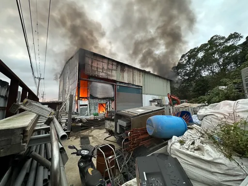 竹市鐵皮工廠火警...外擺乙炔和氧氣鋼瓶 警消防護灌救後滅火