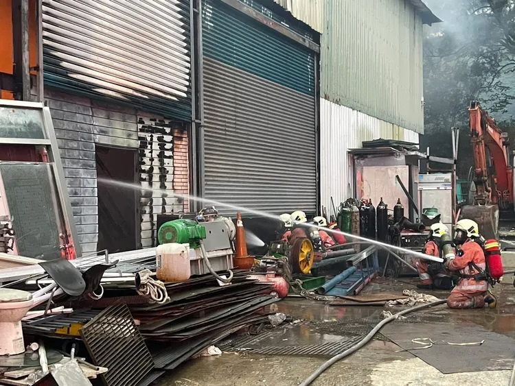 警消在門外佈水線防護搶救。新竹市消防局提供