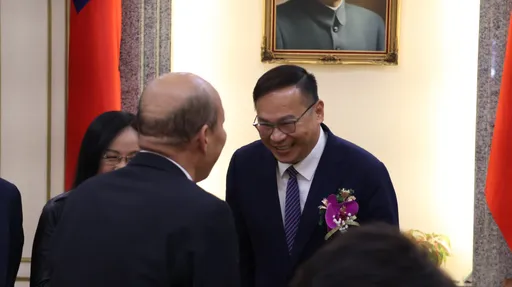 王義川宣誓就職立委 韓國瑜笑:可以開始酒測嗎?