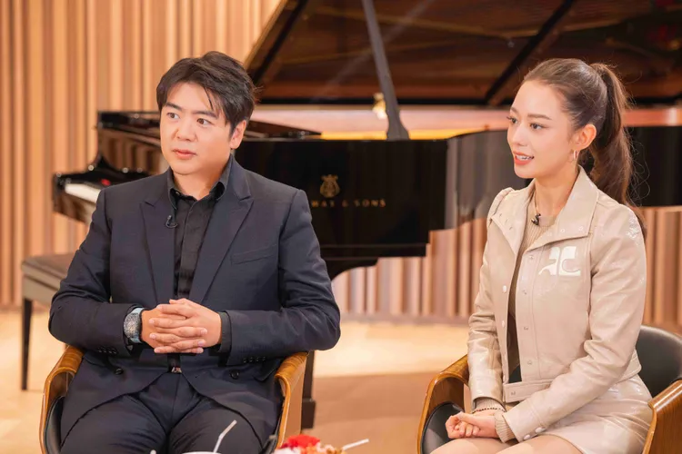 郎朗自曝平時彈琴喜歡閉眼睛，看手的話會「暈」。TVBS提供