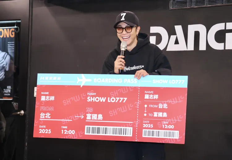 主辦單位送上機票，盼小豬唱完可以和媽媽出國渡假放鬆。莊宗達攝