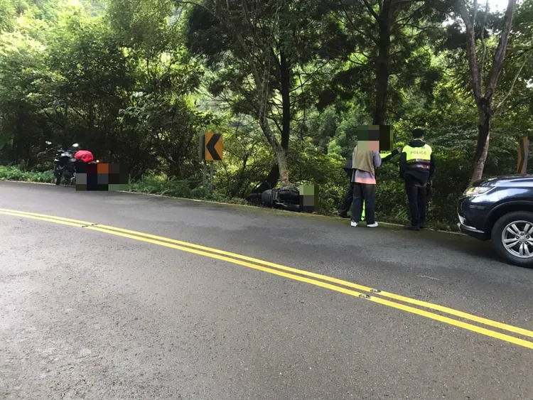 桃園東眼山一名73歲楊姓父與兒子打架拉扯後跌落溪谷亡，救護人員在場將人拉上平面道路。警方提供