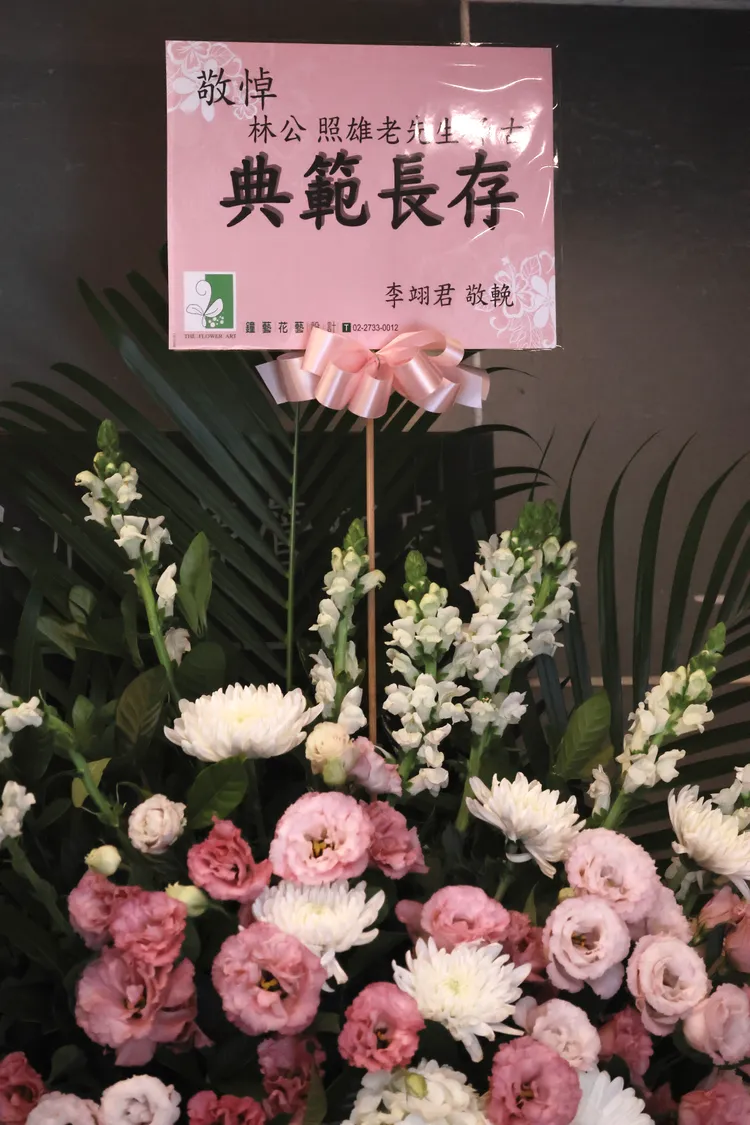 李翊君送花籃致意。彭欣偉攝