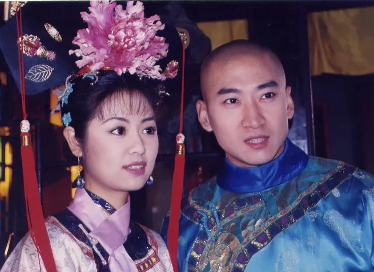 林心如（左）和周杰因演出《還珠格格》攀高峰。翻攝瓊瑤臉書