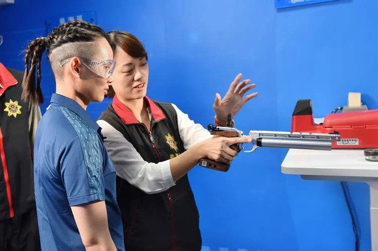 高市警局成立南部第1個空氣槍實驗室。翻攝畫面