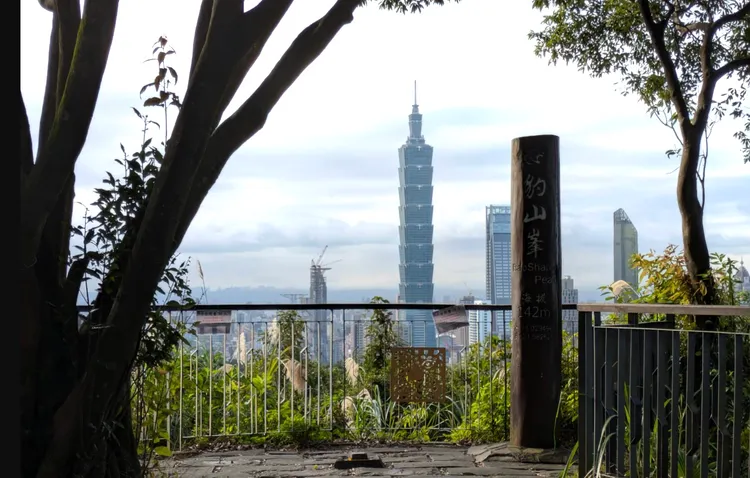 鄰近象山步道的豹山峰。北市工務局提供
