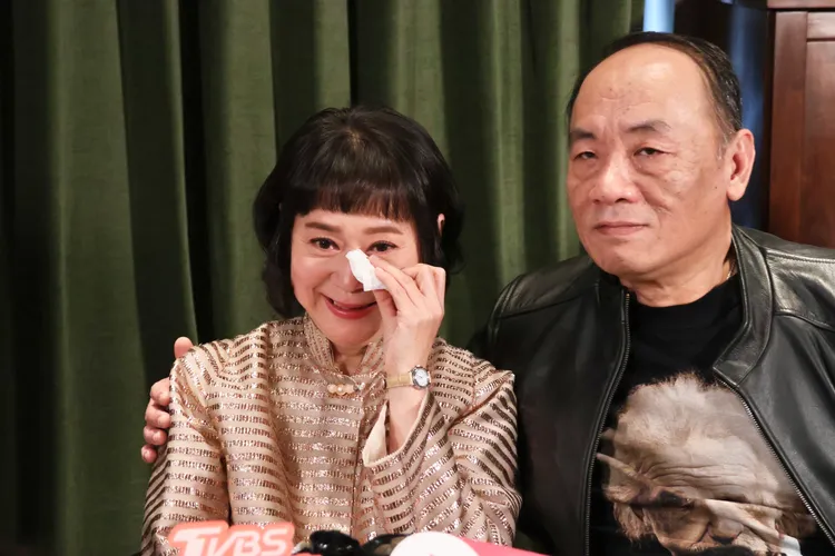 王月（左）提到戲裡橋段感性哭了，王自強在旁安慰她。莊宗達攝影