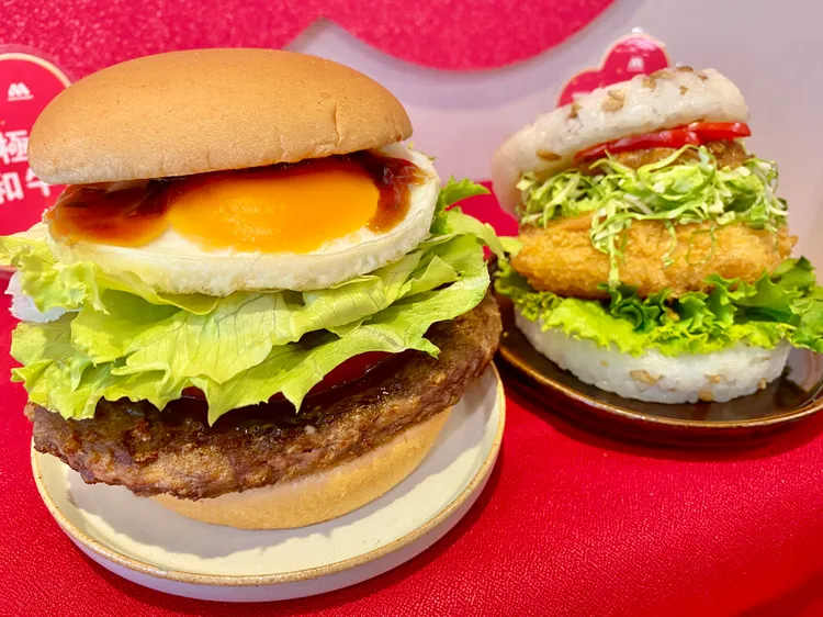 極上和牛堡（左）、干貝XO海老珍珠堡（右）。莊偉祺攝