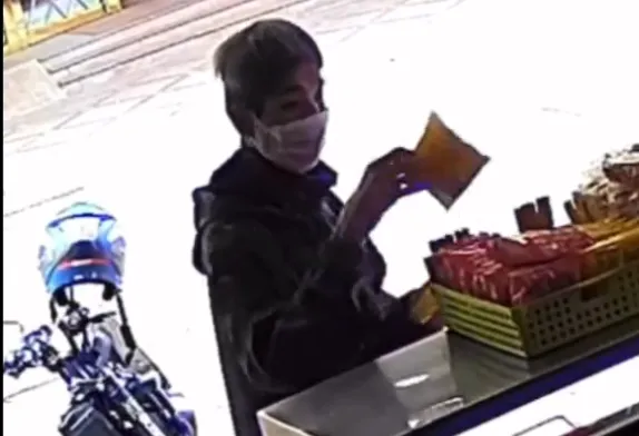 男子起初見滷味店沒人，前台先偷了4包王子麵。翻攝自Threads