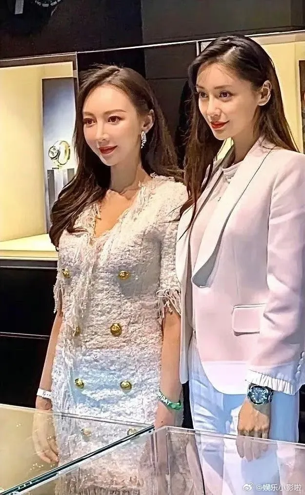 葉珂（左）多年前曾和Angelababy合照。翻攝娛樂小影啦微博