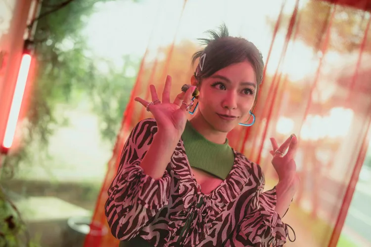 宋芸樺飾演臥底小特務，造型多變可愛。鹿路電影提供