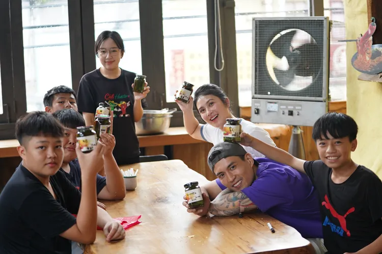 卓君澤（右三）和林韋翰不僅與孩子一起打籃球，還做剝皮辣椒醬。《野！孩子起步走！》製作團隊提供