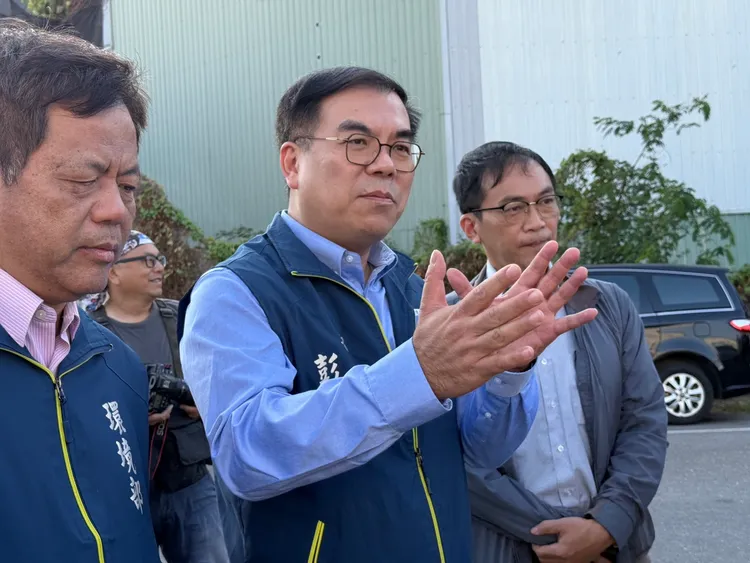 環境部長彭啟明到場視察，做出決議，將進行阻隔，並封蓋裸露處不與外界接觸。莊曜聰攝
