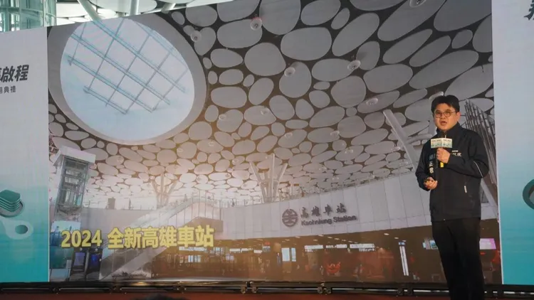 鐵道局長楊正君開箱高雄車站全面完工。鐵道局提供