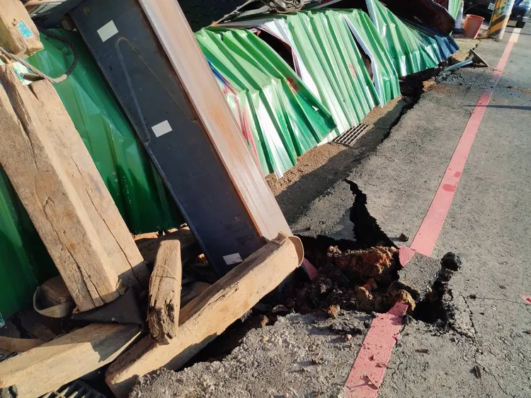 現場地面凹陷，疑似承載不了起重機吊掛怪手的重量。翻攝畫面