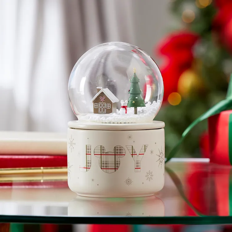 水晶球以紛飛的冬日雪景為主題，底座則裝有三芯蘋果香薰蠟燭。業者提供