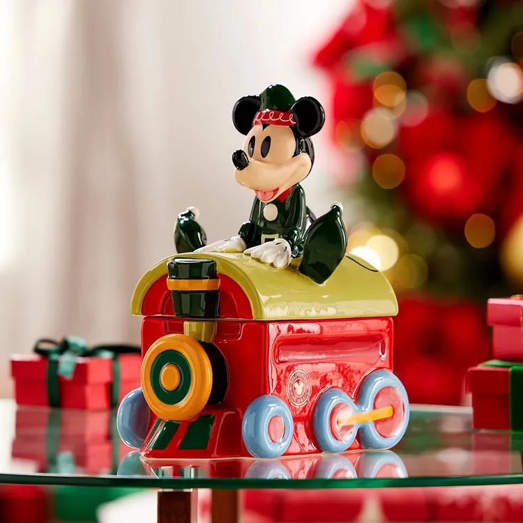 把剛出爐的餅乾放進米奇聖誕餅乾罐裡，連聖誕老人都會為你駐足。業者提供