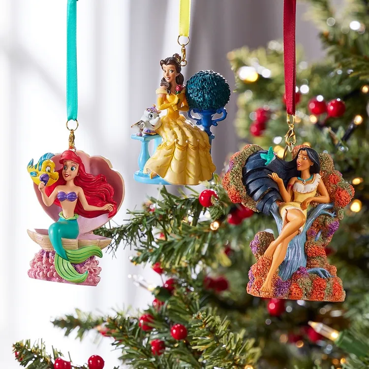 以迪士尼公主們及公主身邊的知己好友為主題而製的吊飾，還原故事中的精緻造型和夢幻場景。業者提供