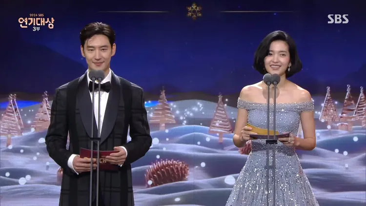 李帝勳（左）、金泰梨擔任年度大獎頒獎人。翻攝SBS