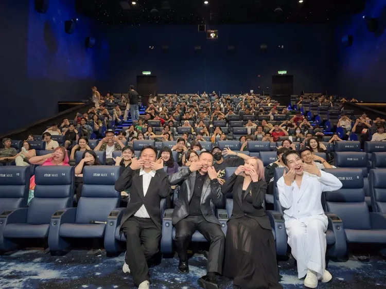 Mavis（前排右2）與影迷一起觀賞電影《嘎啦》。圖／菲娛樂文創提供