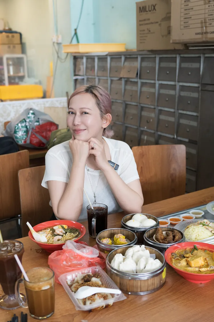 Mavis品嚐大馬道地美食時，被店家認出。圖／菲娛樂文創提供