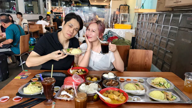 Mavis（右）與老公趁空檔品嚐大馬道地美食。圖／菲娛樂文創提供