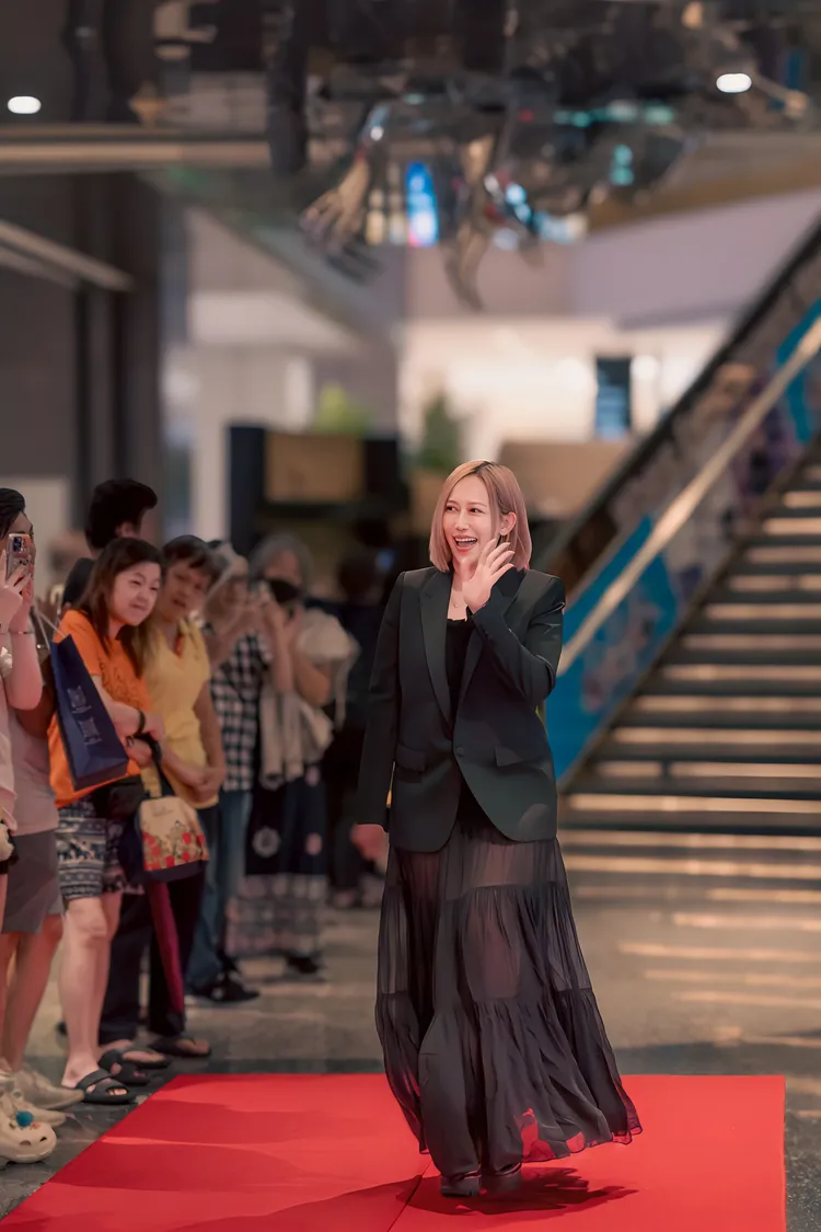 Mavis為電影首映紅毯盛裝打扮。圖／菲娛樂文創提供